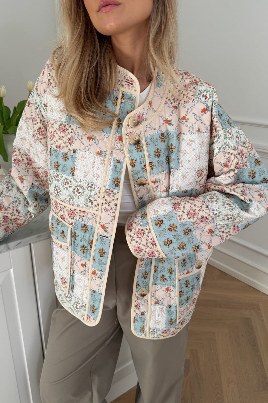 Forudbestilling - BYIC - Emmyic Quilted Jacket A23107 - Blue Multicolor Flower Print Jakker