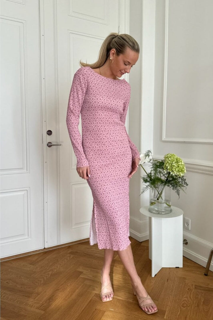 Forudbestilling - BYIC - Odaic Dress - pfsp Pink Flower Stem Print Kjoler