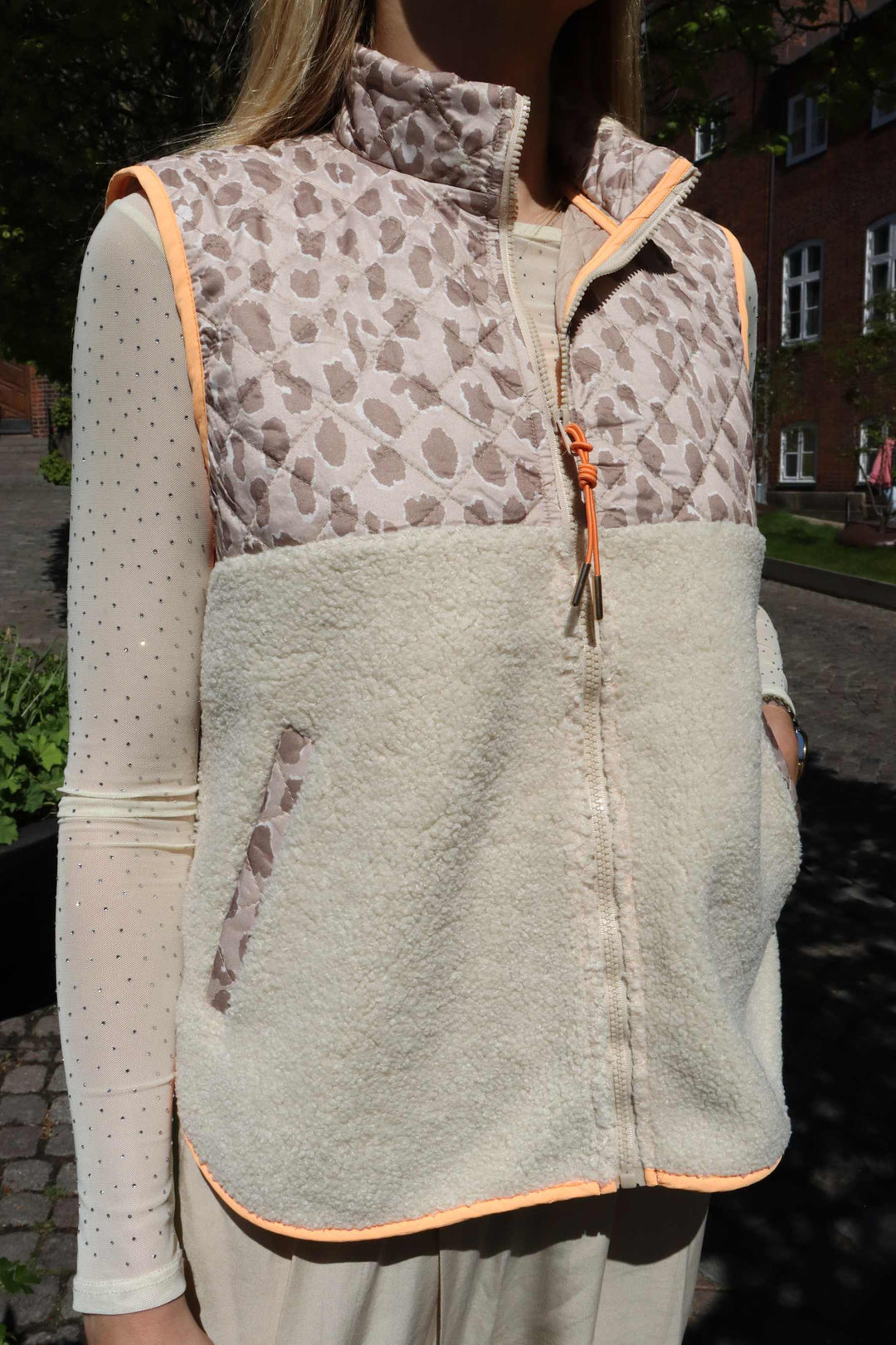 Forudbestilling - Liberte - Teddy-Leo-Vest 22173 - Creme Pale Lux Leo Neon Orange Veste