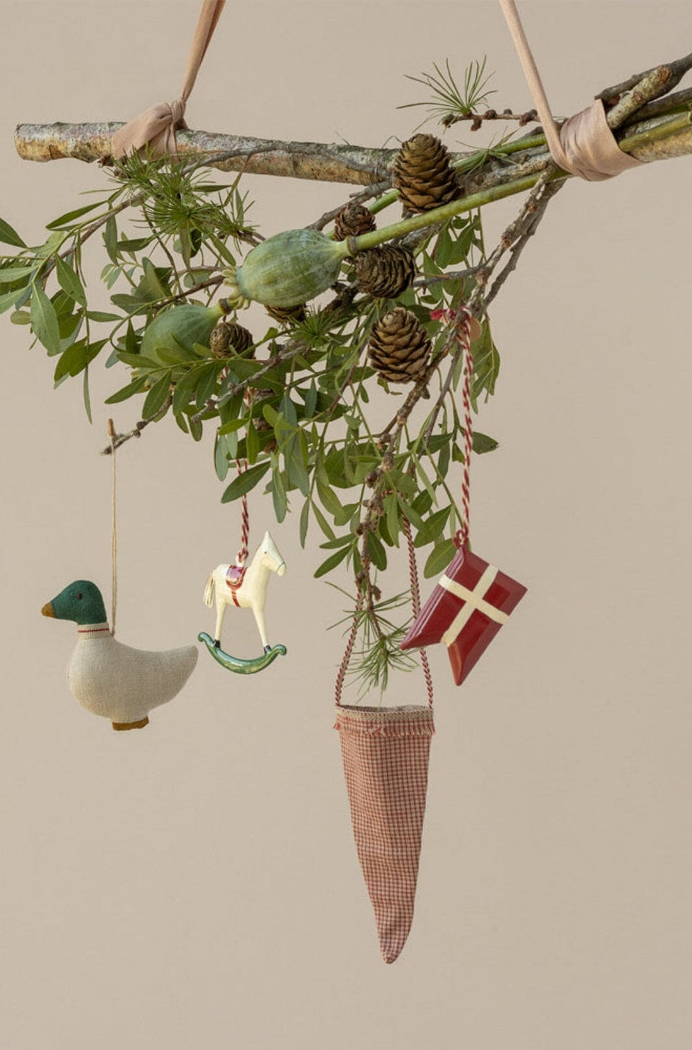Forudbestilling - Maileg - Kræmmerhus Ophæng, Tern - Rød Jul