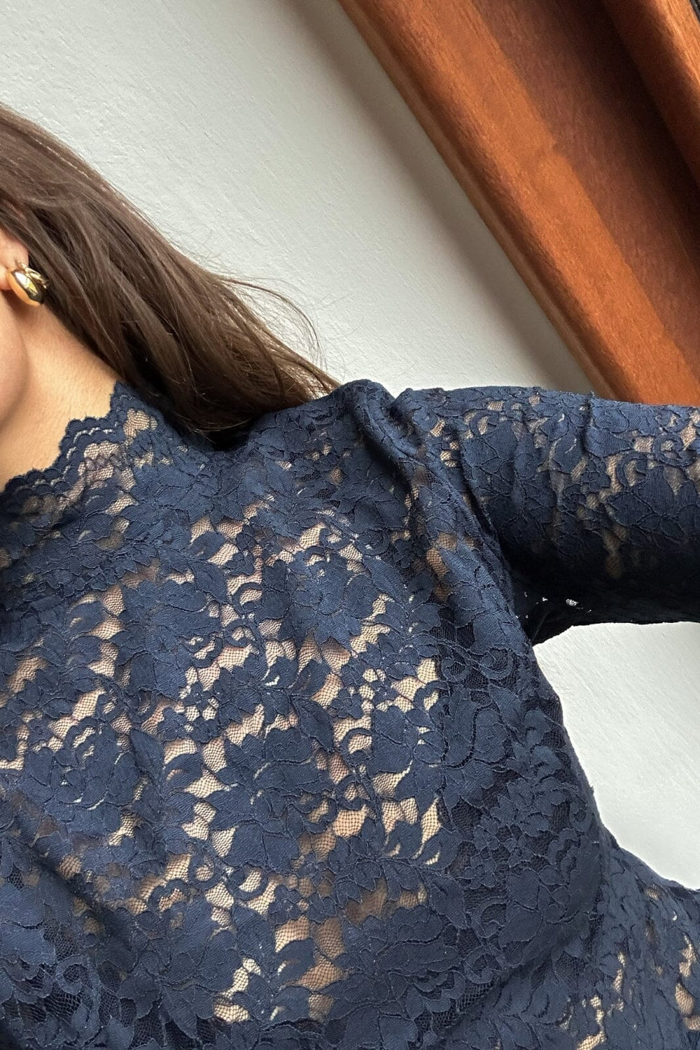 Forudbestilling - Neo Noir - Liza Laceflower Blouse - Navy Bluser