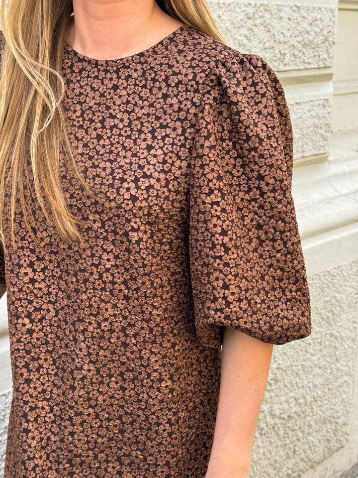 Forudbestilling - Noella - Reno Pastis Long Dress - 674 Chocolate Kjoler