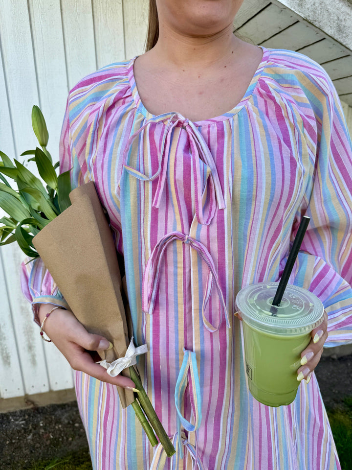 Forudbestilling - Sissel Edelbo x Molly&My - Stinne Dress SE 1724 - Pink Stripes Kjoler