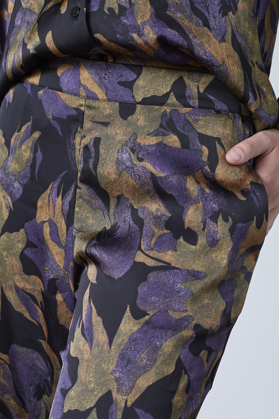 Love & Divine - Love1024-48 19197 - 003 - Black Flower