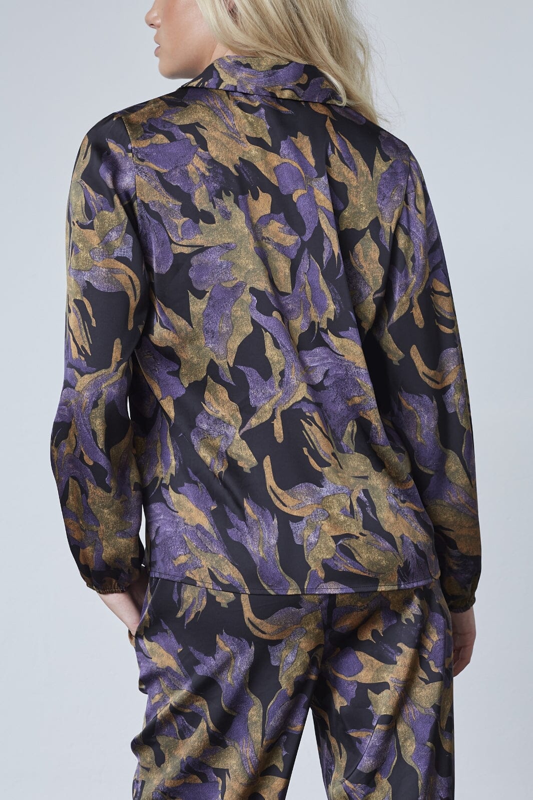 Love & Divine - Love1422 19200 - 003 - Black Flower