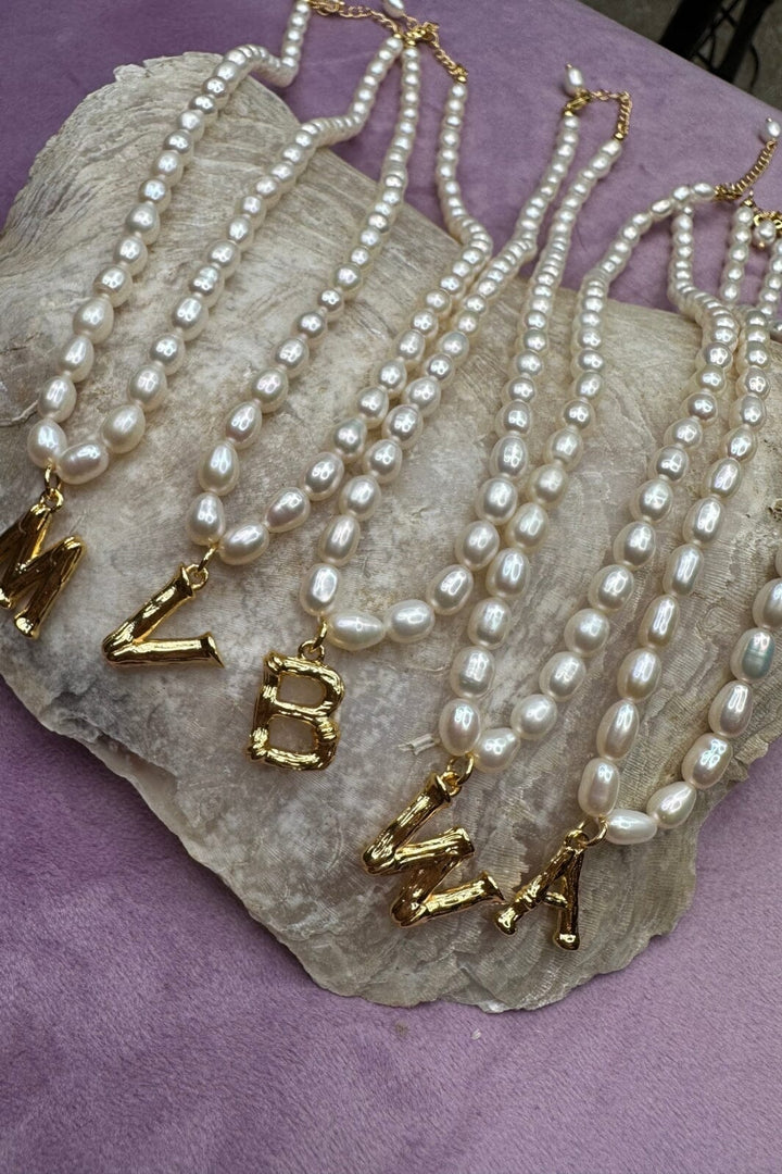 Mellow Moon - Lilli Letter Necklace - Pearl Halskæder