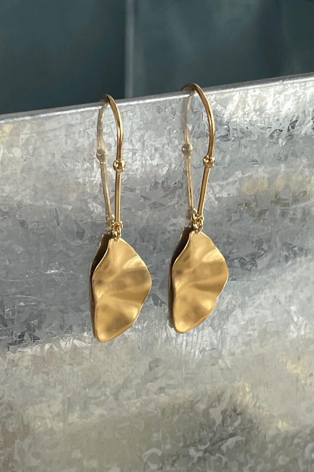 Stine A - Hook With Golden Refection Moon Earring Right - Single - 1341-02-R Øreringe