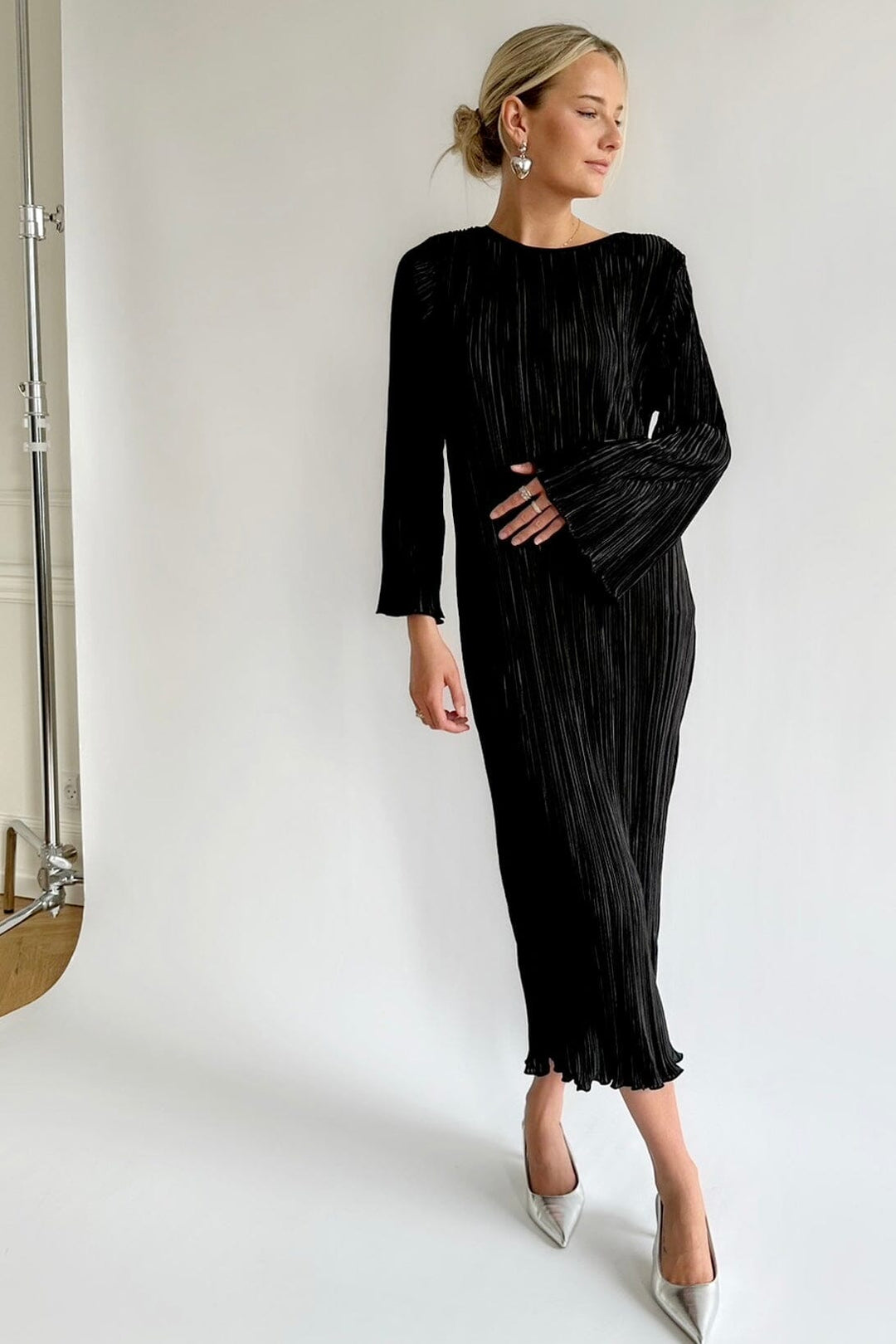 Forudbestilling - BYIC - Kellyic Long Plissé Dress - Black Kjoler 