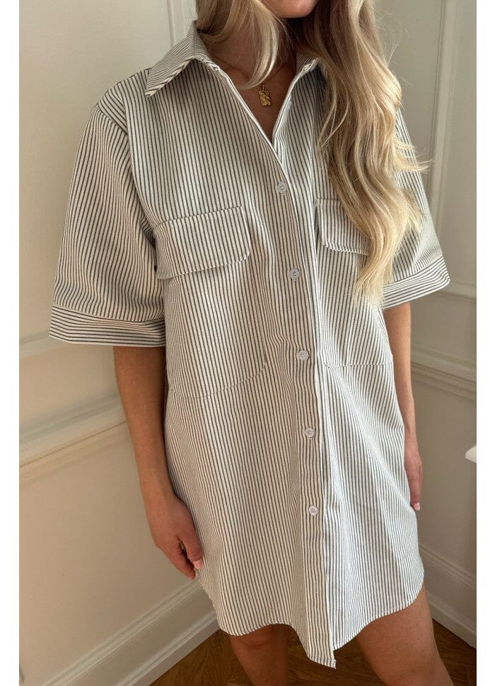 Forudbestilling - BYIC - Selda Shirt Dress - Dark Beige Woven Stripe Kjoler 