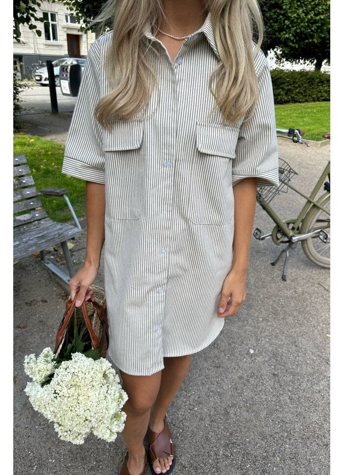 Forudbestilling - BYIC - Selda Shirt Dress - Dark Beige Woven Stripe Kjoler 