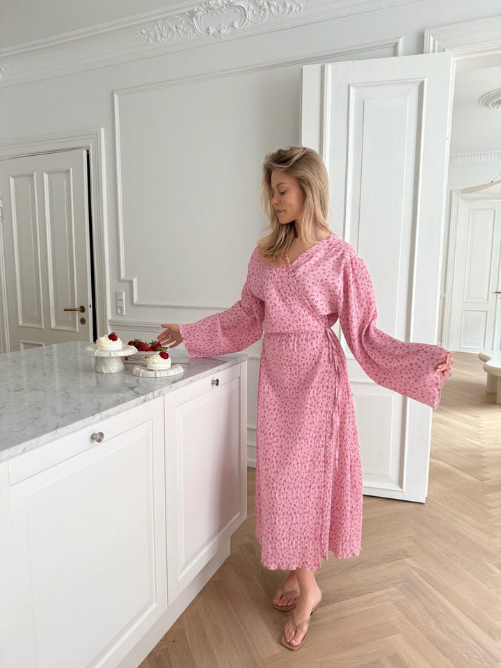 Forudbestilling - BYIC x Molly&My - Ofeliaic Long Wrap Dress A23640 - Pink Tiny Blossom Kjoler 