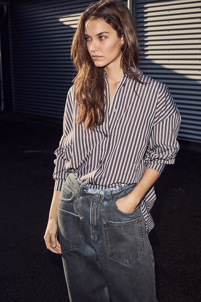 Forudbestilling - Haute L'Amitié - Melvin Stripe Twist Bow Shirt HL10211 - Mocca Stripe Skjorter 