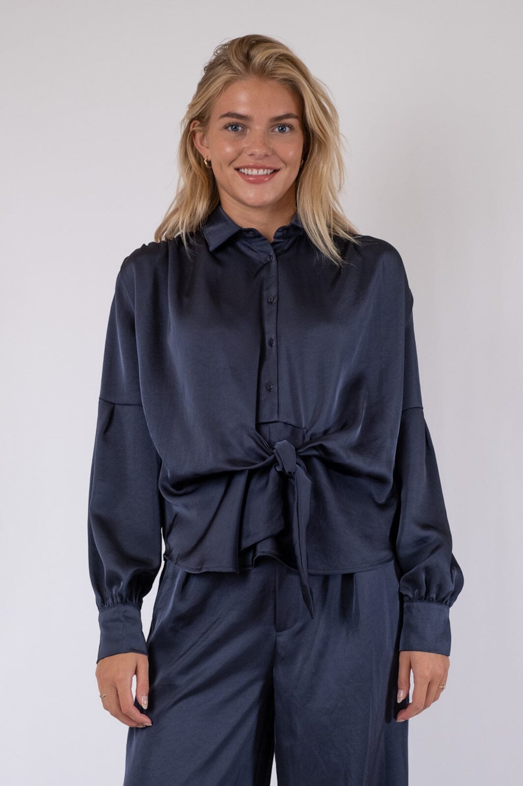 Forudbestilling - Neo Noir - Naja Satin Shirt - Midnight Blue Skjorter 