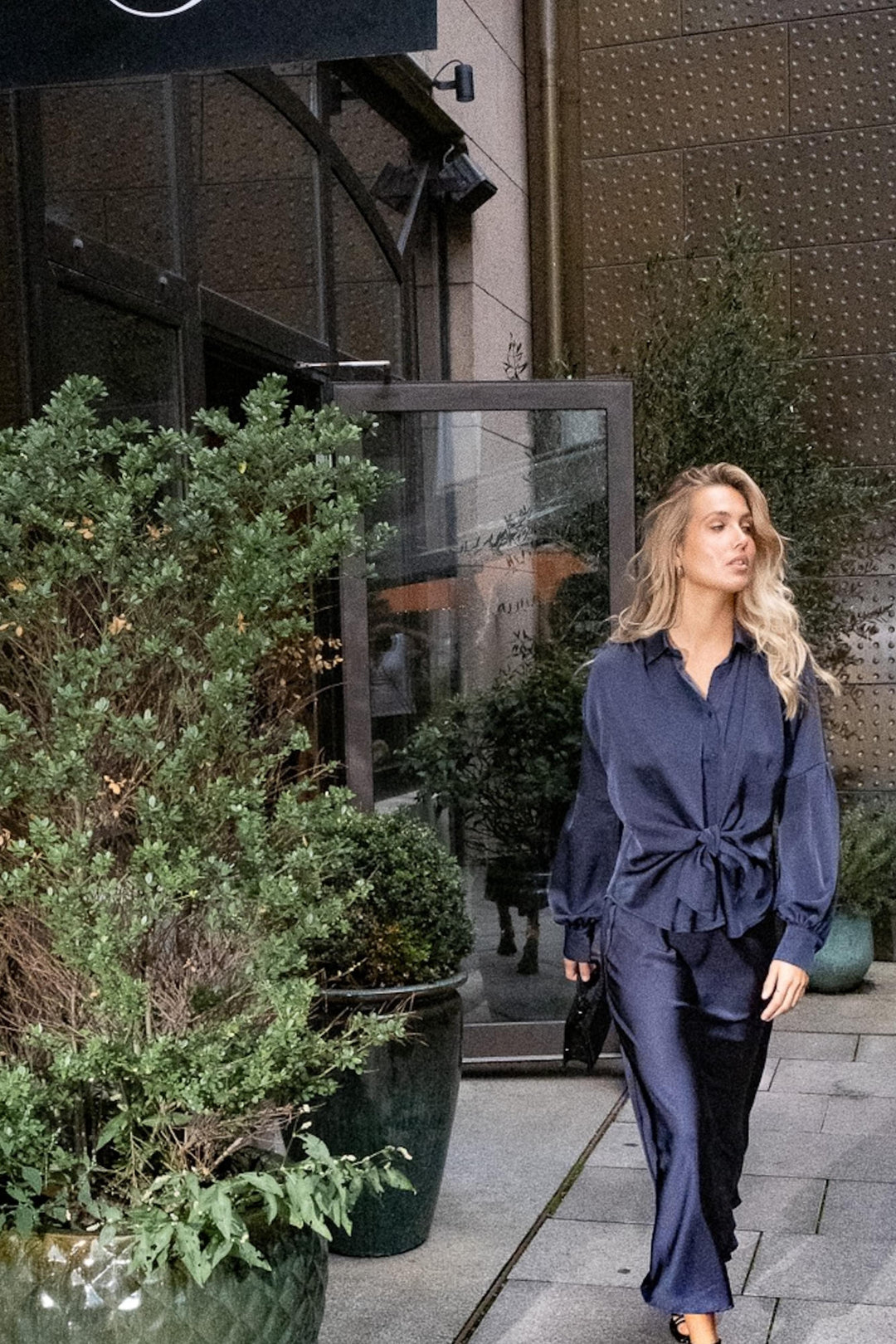 Neo Noir - Naja Satin Shirt - Midnight Blue