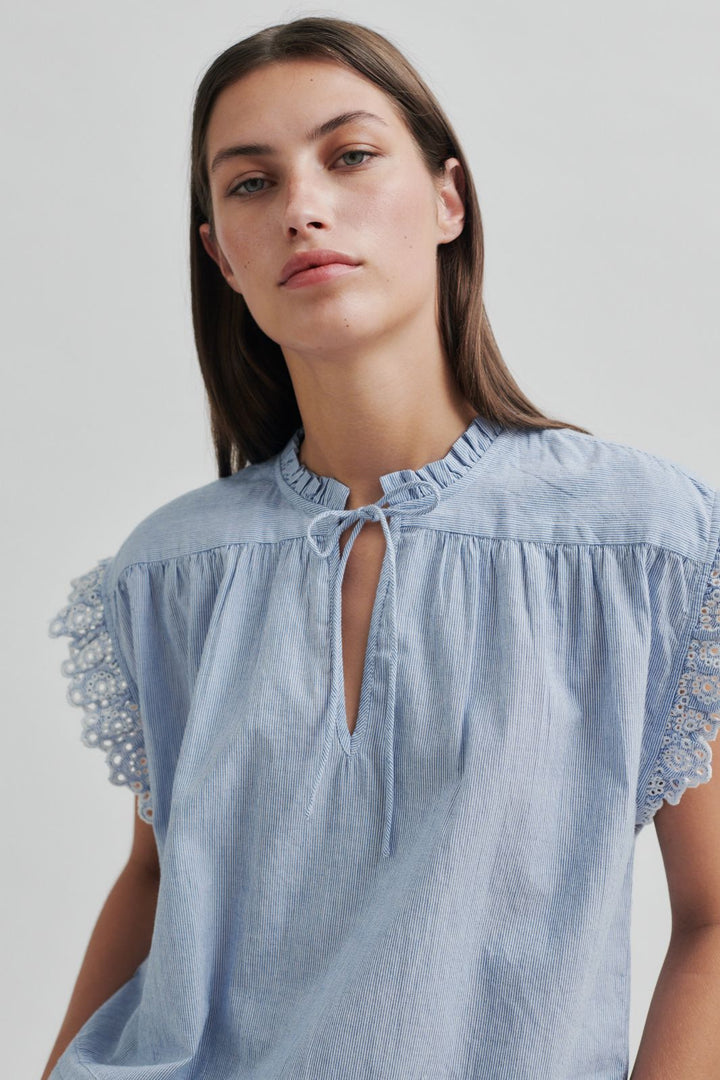 Forudbestilling - Second Female - Laure Top 59713 - Light Blue Stripe Toppe 