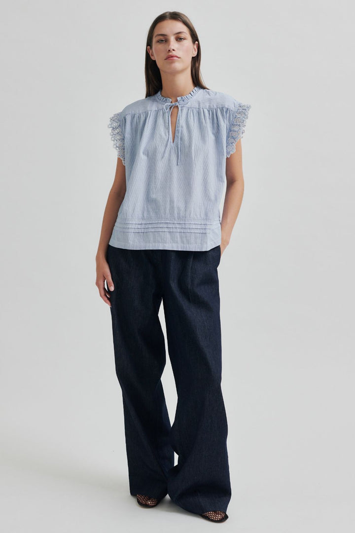 Forudbestilling - Second Female - Laure Top 59713 - Light Blue Stripe Toppe 