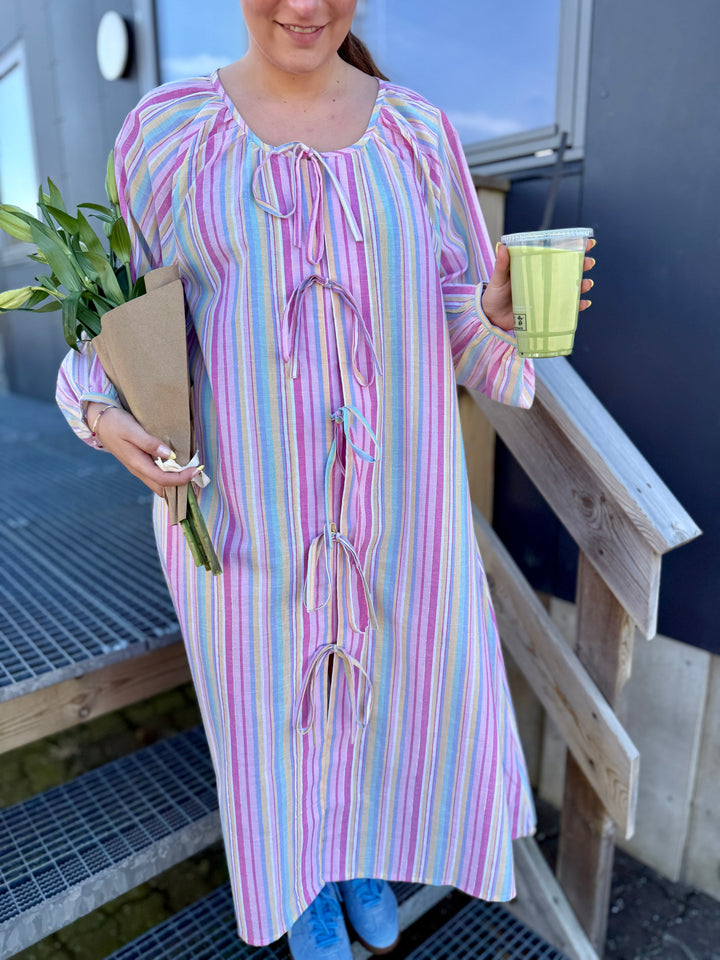 Forudbestilling - Sissel Edelbo x Molly&My - Stinne Dress SE 1724 - Pink Stripes Kjoler 