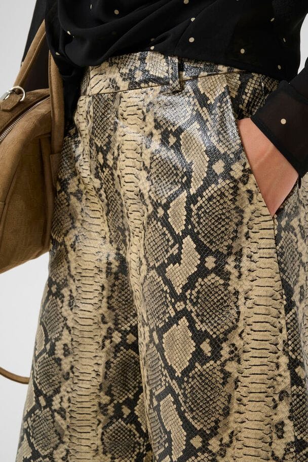 Gestuz - Gzallis Snake Shorts 10911123 - 109237 - Pale Khaki Snake Shorts 