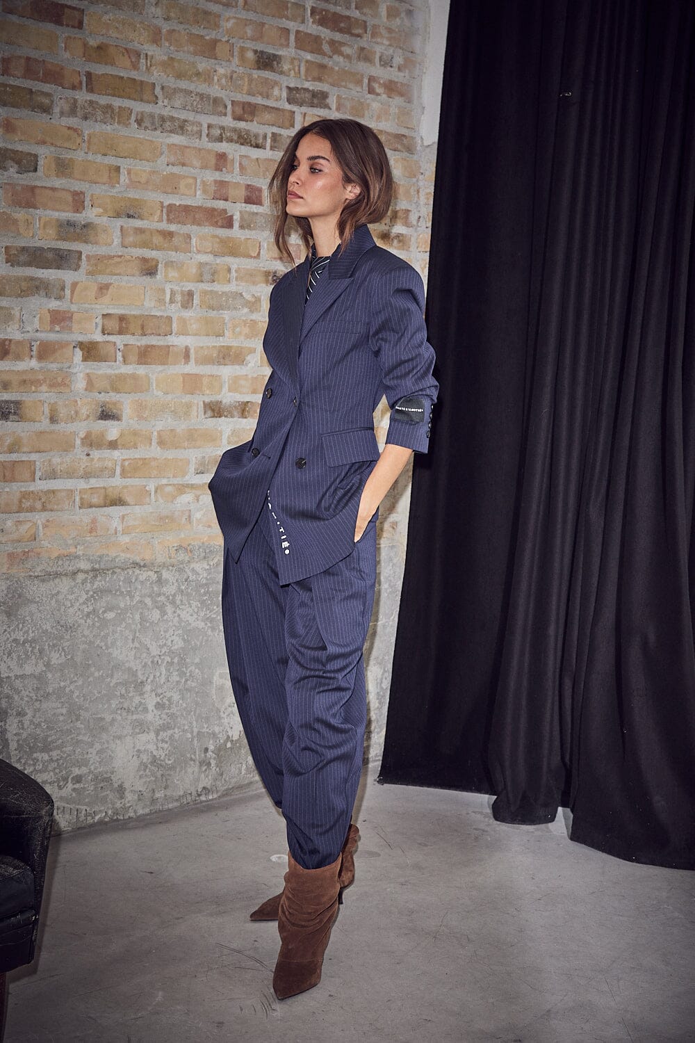 Haute L'Amitié - Pin Waist Fit Blazer HL10785 - Navy Blazere 