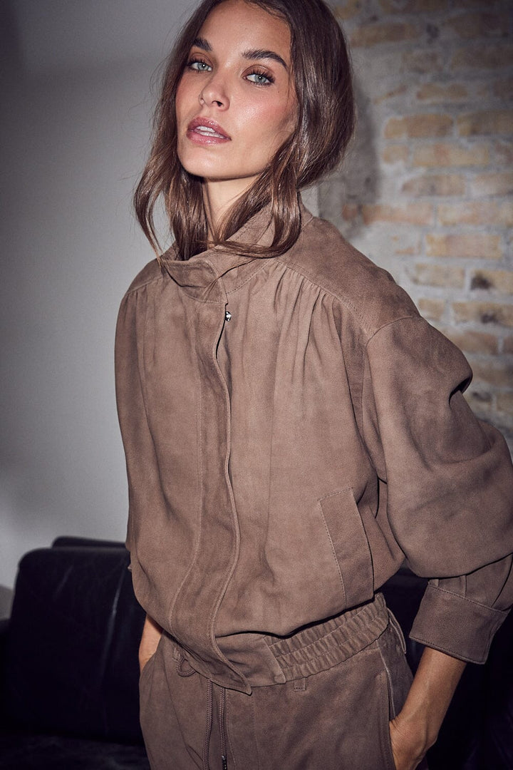 Haute L'Amitié - Suede Gather Crop Jacket HL10821 - Walnut Jakker 