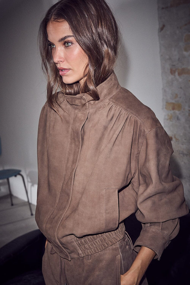 Haute L'Amitié - Suede Gather Crop Jacket HL10821 - Walnut Jakker 