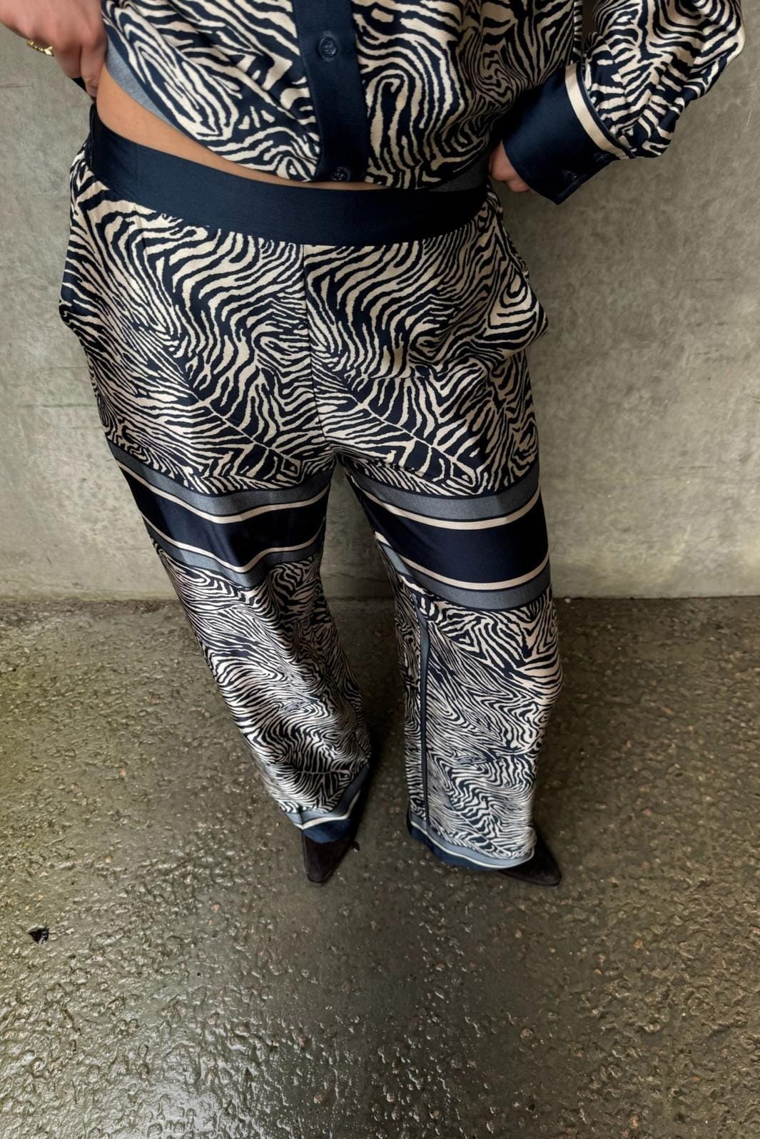 Love & Divine - Love1024-60 19830 - 441 - Navy Zebra Bukser 