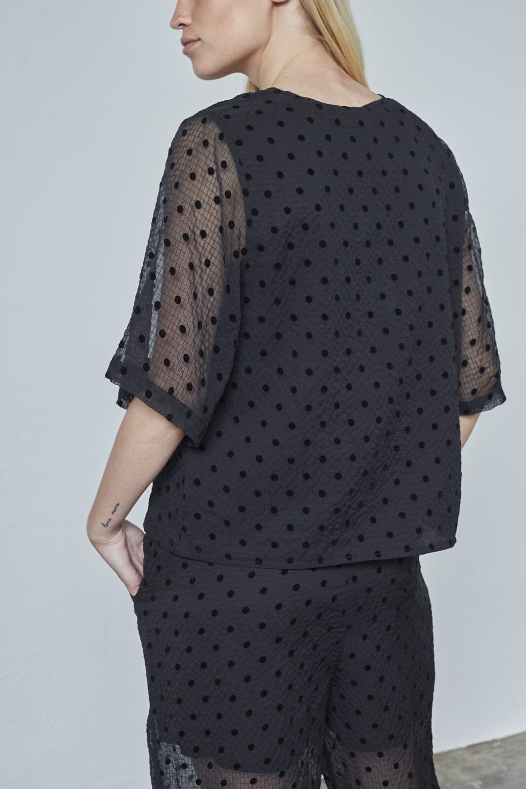 Love & Divine - Love1418 19191 - 001 - Black Dot