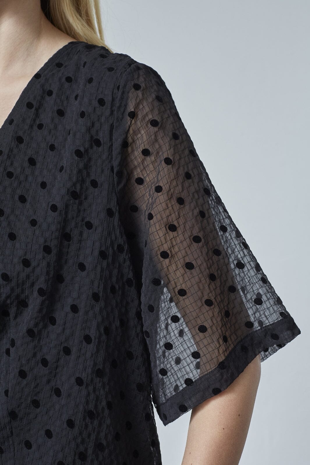 Love & Divine - Love1418 19191 - 001 - Black Dot