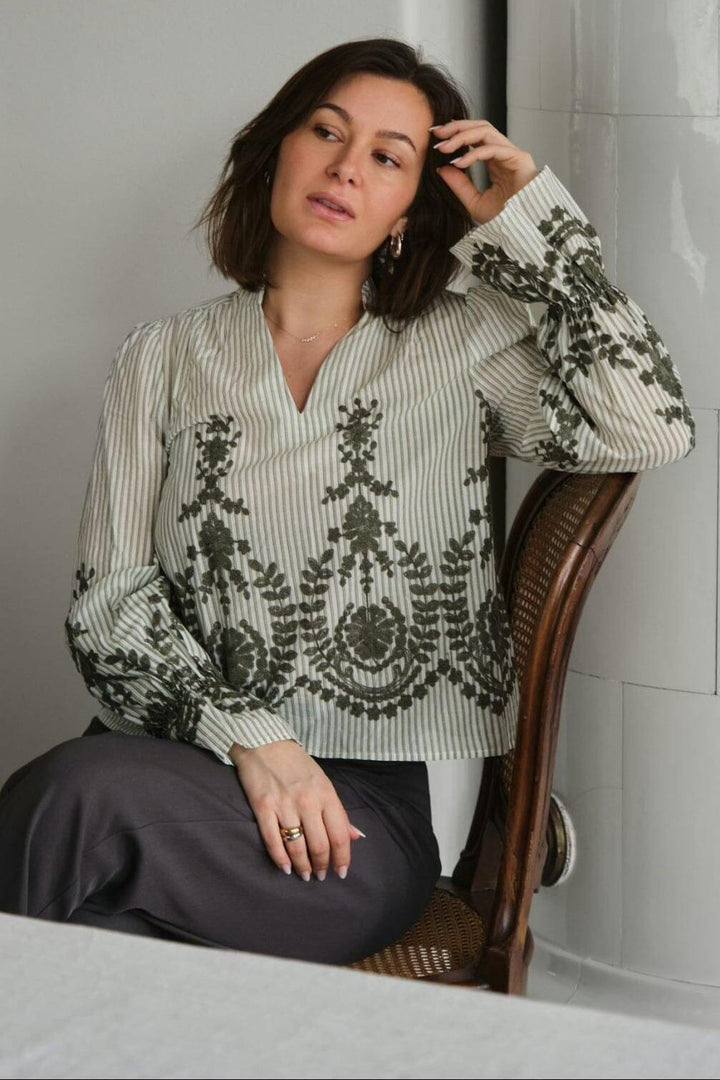 Neo Noir - Amara Stripe Emb Blouse 163363 - 723 - Dusty Green Bluser 