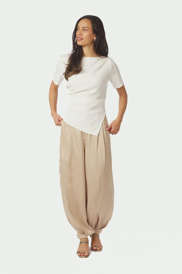 Neo Noir - Fayla Drapy Satin Balloon Pants 167418 - 125 - Dark Sand Bukser 