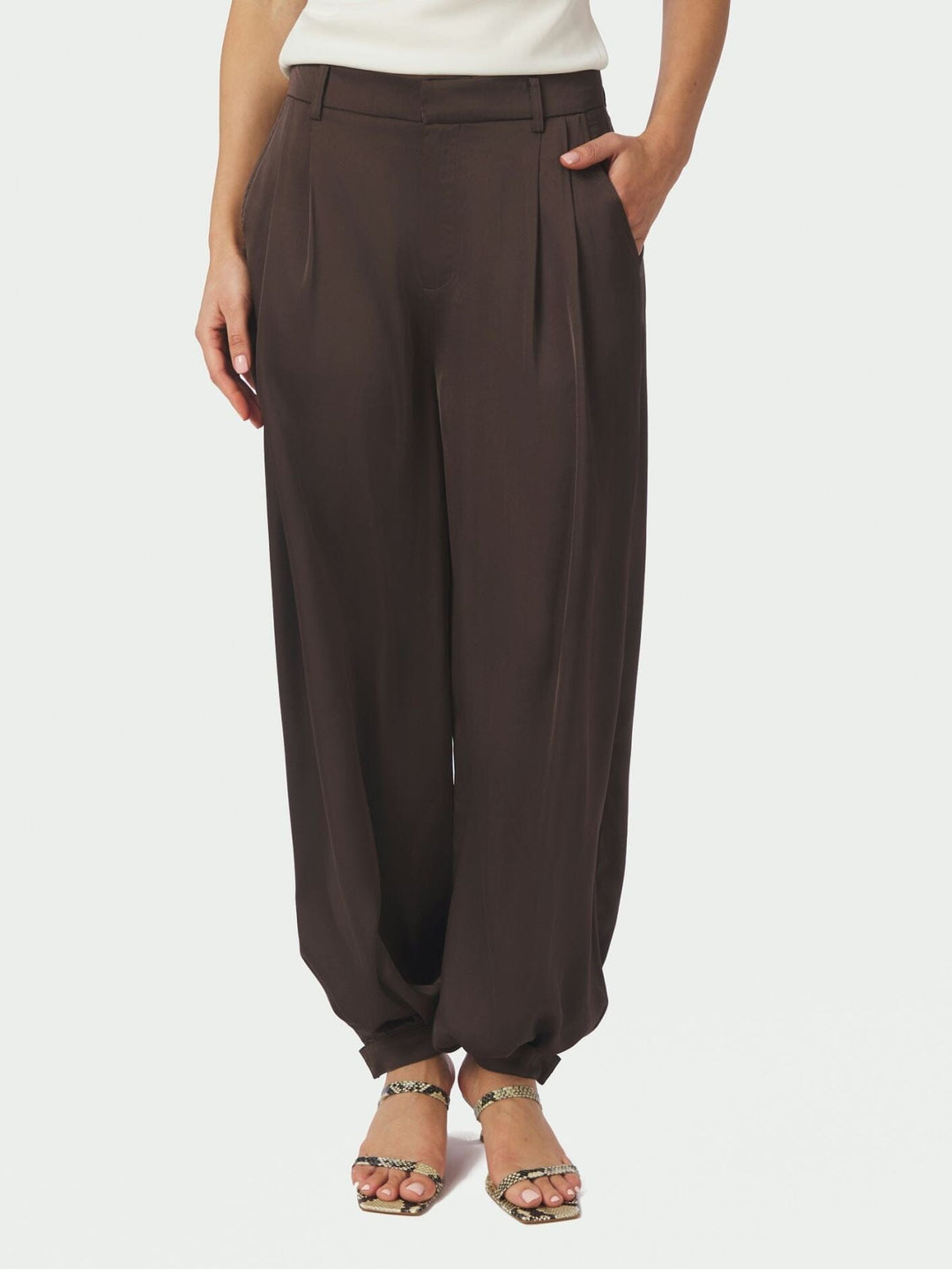 Neo Noir - Fayla Drapy Satin Balloon Pants 167418 - 676 - Dark Brown Bukser 