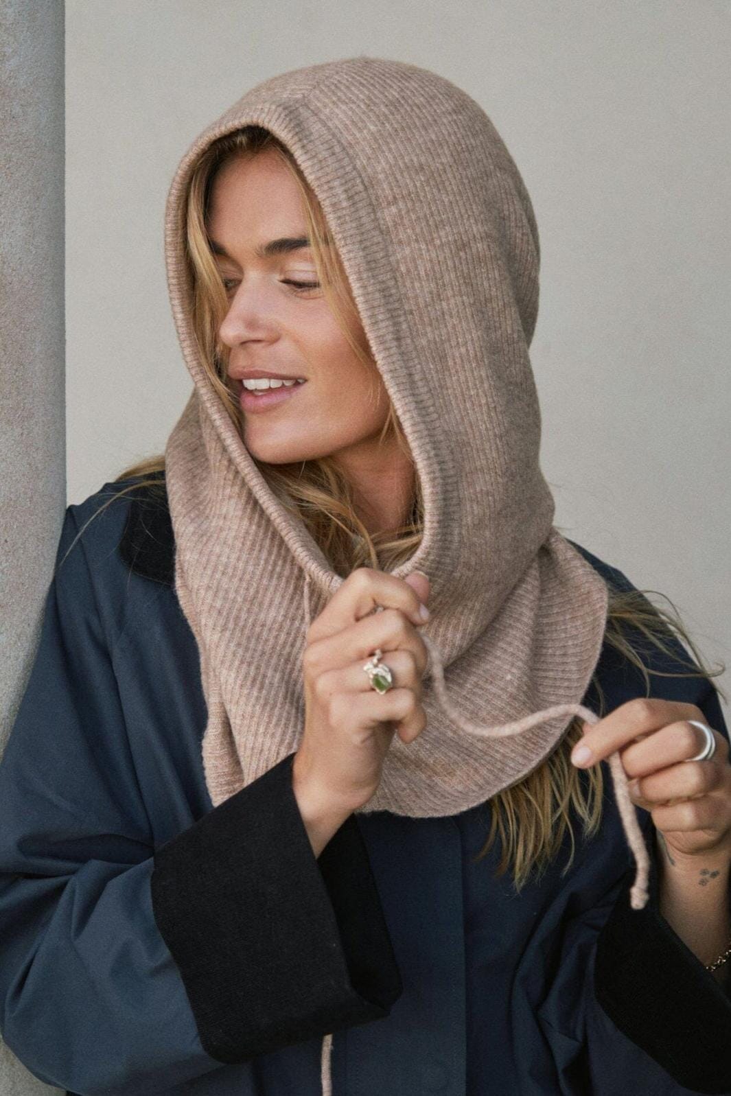 Neo Noir - Nnmadita Knit Balaclava - Sand Melange Strikbluser 