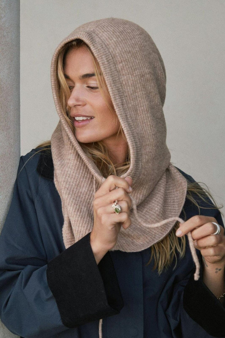Neo Noir - Nnmadita Knit Balaclava - Sand Melange Strikbluser 