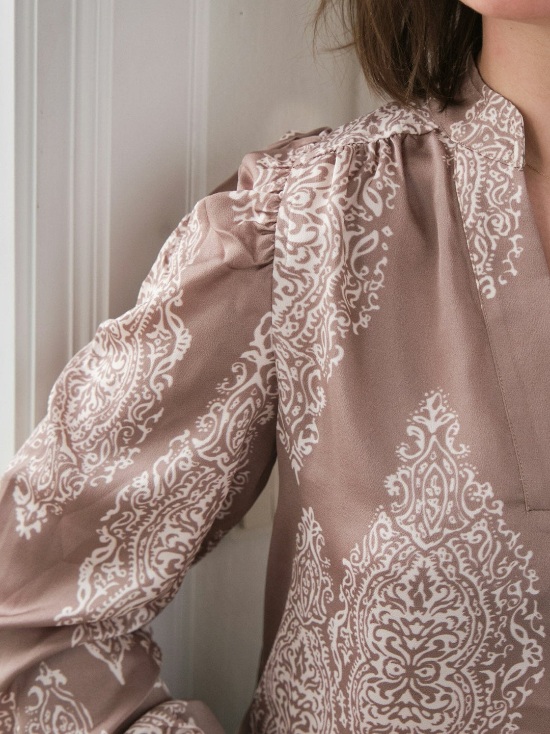 Neo Noir - Rosslyn Paisley Drop Blouse 163976 - 811 - Dark Taupe Bluser 