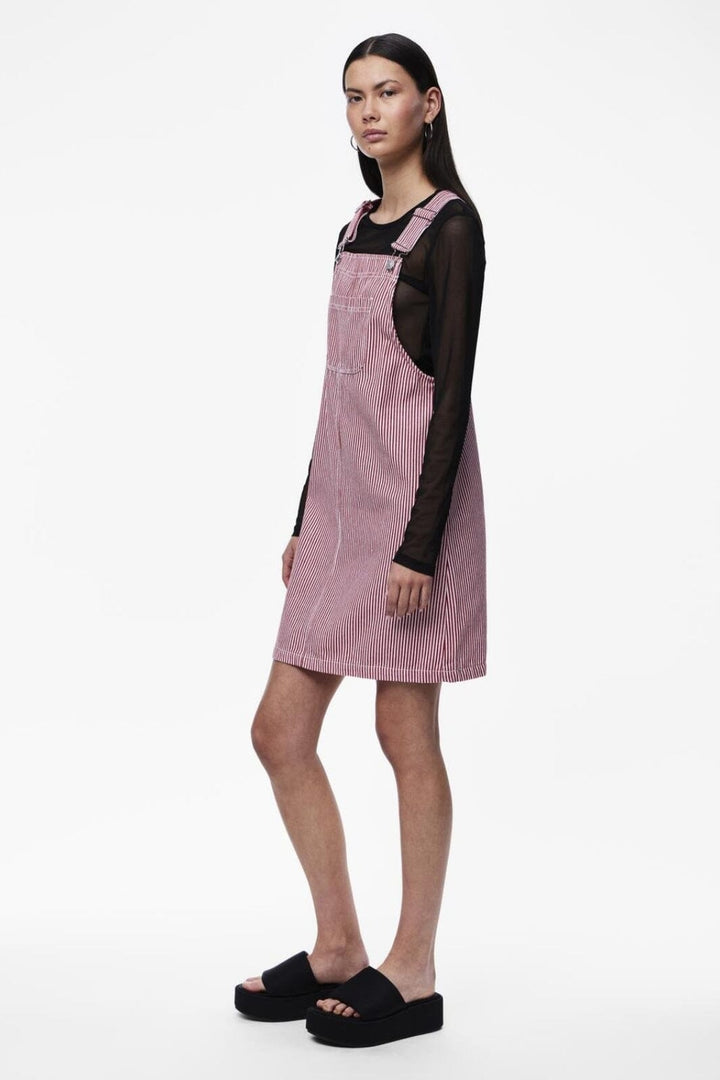 Pieces - Pcallo Dungaree Dress Fsy - 4464992 Salsa Cloud Dancer Stripes Kjoler 