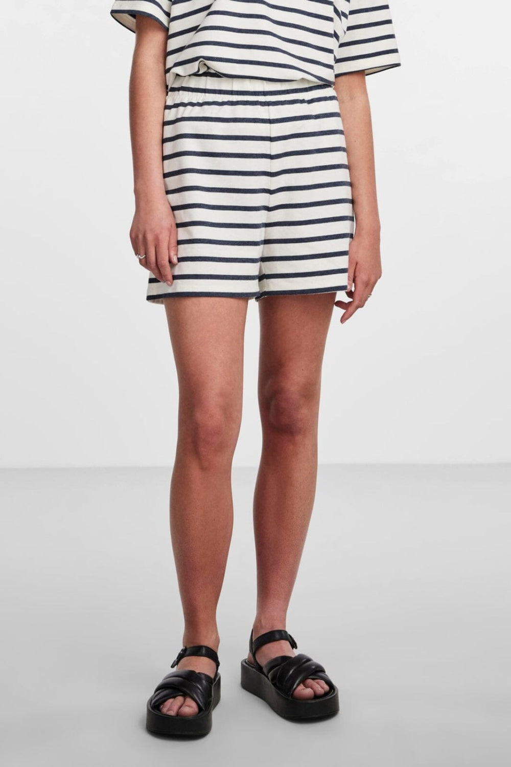 Pieces - Pcbibbi Shorts Pb - 4419805 Cloud Dancer Navy Blazer Shorts 